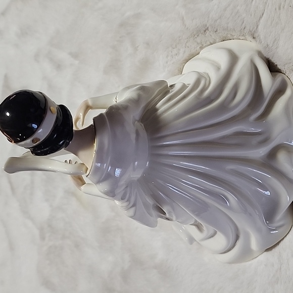 Elegant Porcelain Figurine with Gold Accents ROYAL DOULTON SONATA. - Picture 6 of 7
